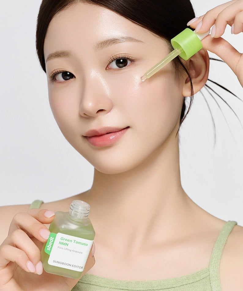SUNGBOON EDITOR Green Tomato NMN Pore Lifting Ampoule 40ml : femme applique l’ampoule verte, bouteille et pipette.