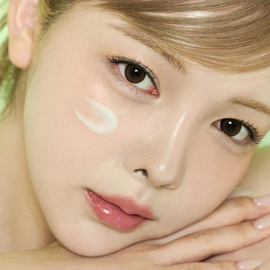 SUNGBOON EDITOR Green Tomato NMN Pore Lifting Cream 50ml, sur peau éclatante, application crème visage, contexte beauté