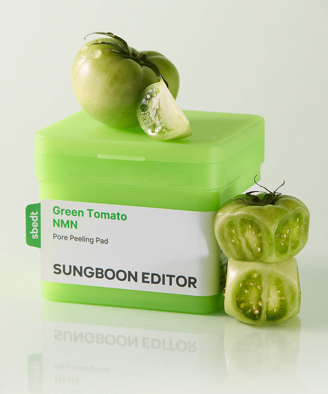Décris l'image en français : SUNGBOON EDITOR Green Tomato NMN Pore Peeling Jumbo Pad 60 Pads avec tomates vertes, pack vert.