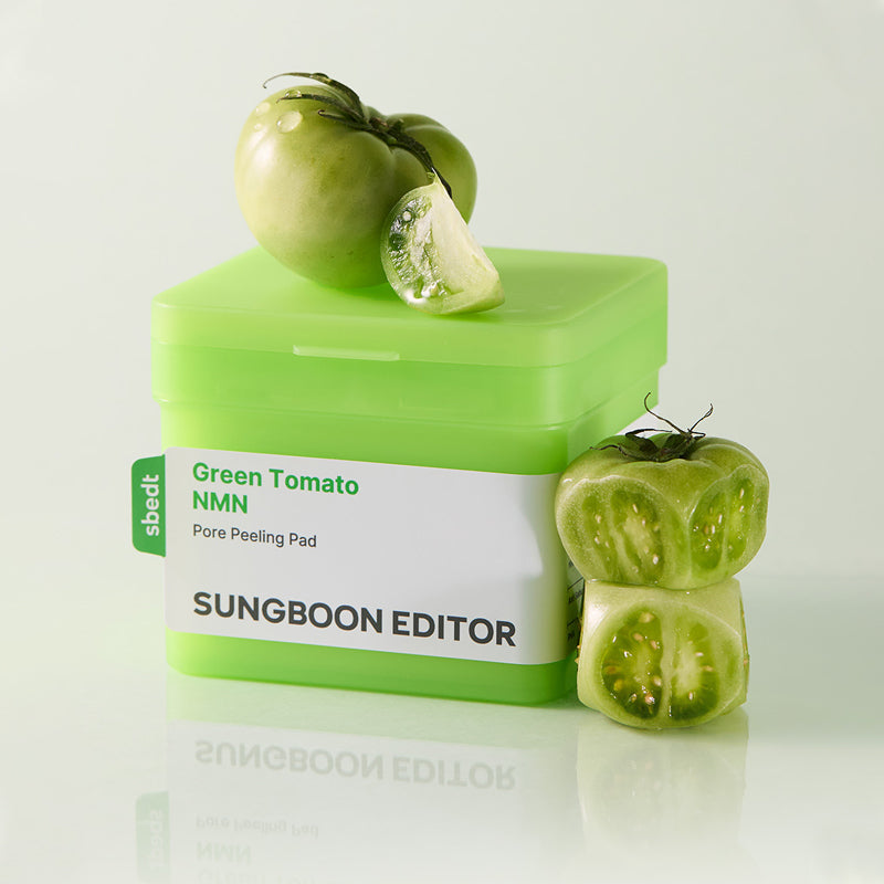 Décris l'image en français : SUNGBOON EDITOR Green Tomato NMN Pore Peeling Jumbo Pad 60 Pads avec tomates vertes, pack vert.