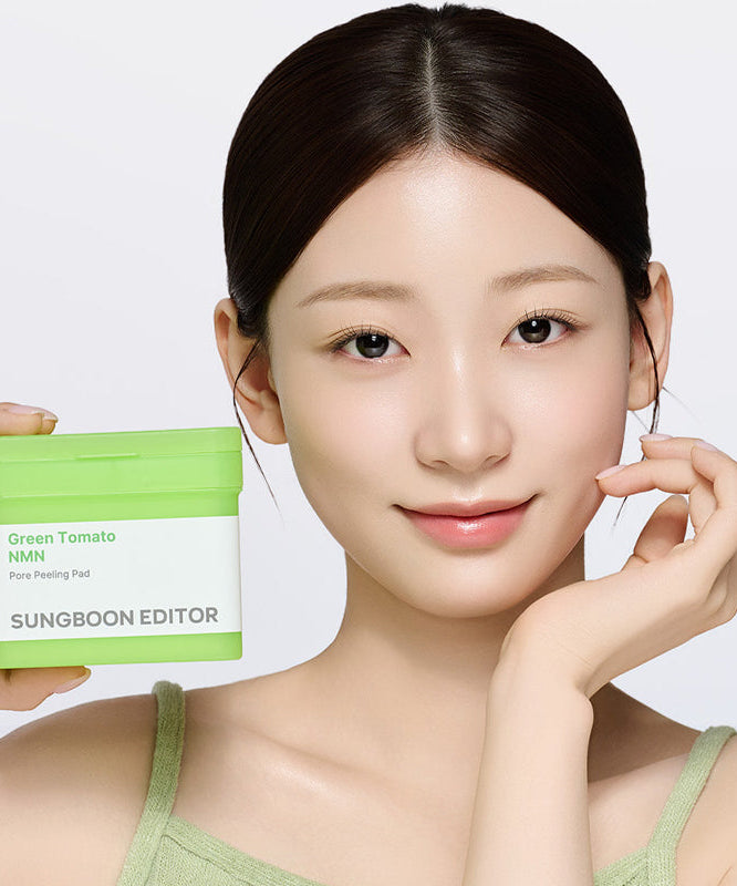 Décris l'image en français : SUNGBOON EDITOR Green Tomato NMN Pore Peeling Jumbo Pad 60 Pads, pot vert, femme skincare