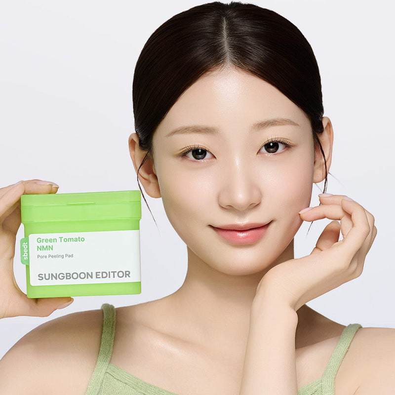 Décris l'image en français : SUNGBOON EDITOR Green Tomato NMN Pore Peeling Jumbo Pad 60 Pads, pot vert, femme skincare