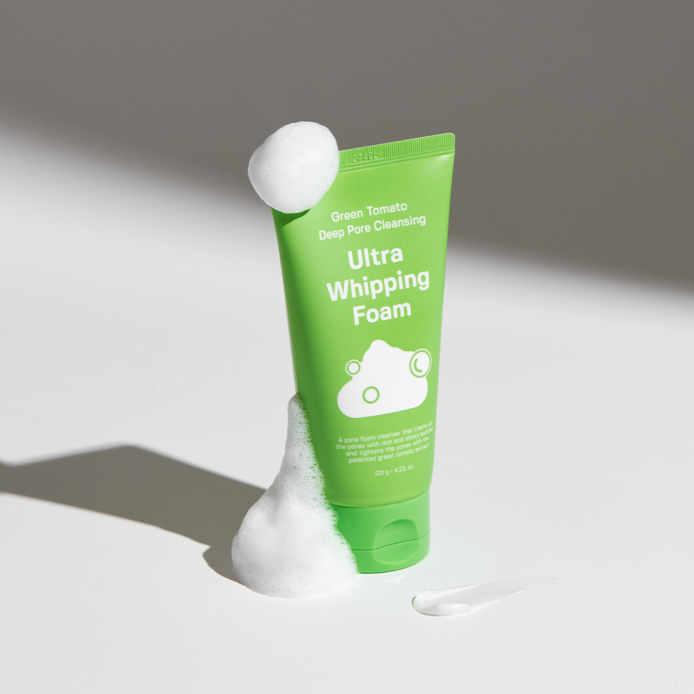 SUNGBOON EDITOR Green Tomato Pore Whipping Foam 120g, marque SUNGBOON, sur fond blanc avec mousse de produit.