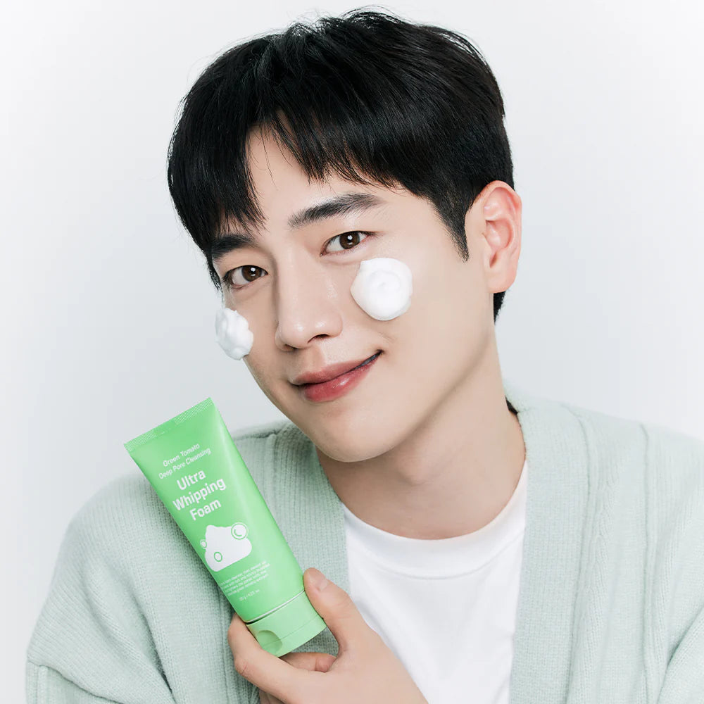 SUNGBOON EDITOR Green Tomato Pore Whipping Foam 120g, tube vert brandi par un homme sur fond clair, mousse visible