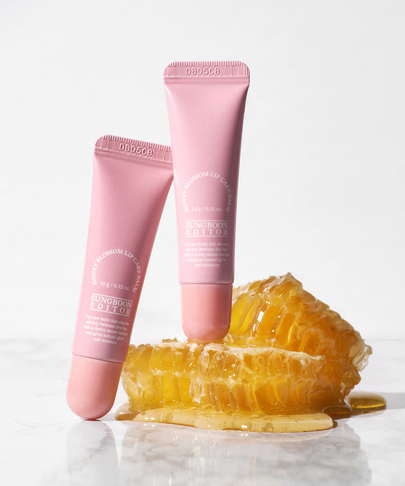 SUNGBOON EDITOR Honey Blossom Lip Care Balm, tubes roses sur fond blanc avec miel et texture florale en gros plan