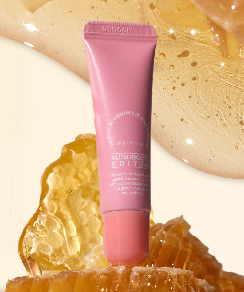 SUNGBOON EDITOR Honey Blossom Lip Care Balm : tube rose sur fond doré, gouttes et miel, visuel beauté.