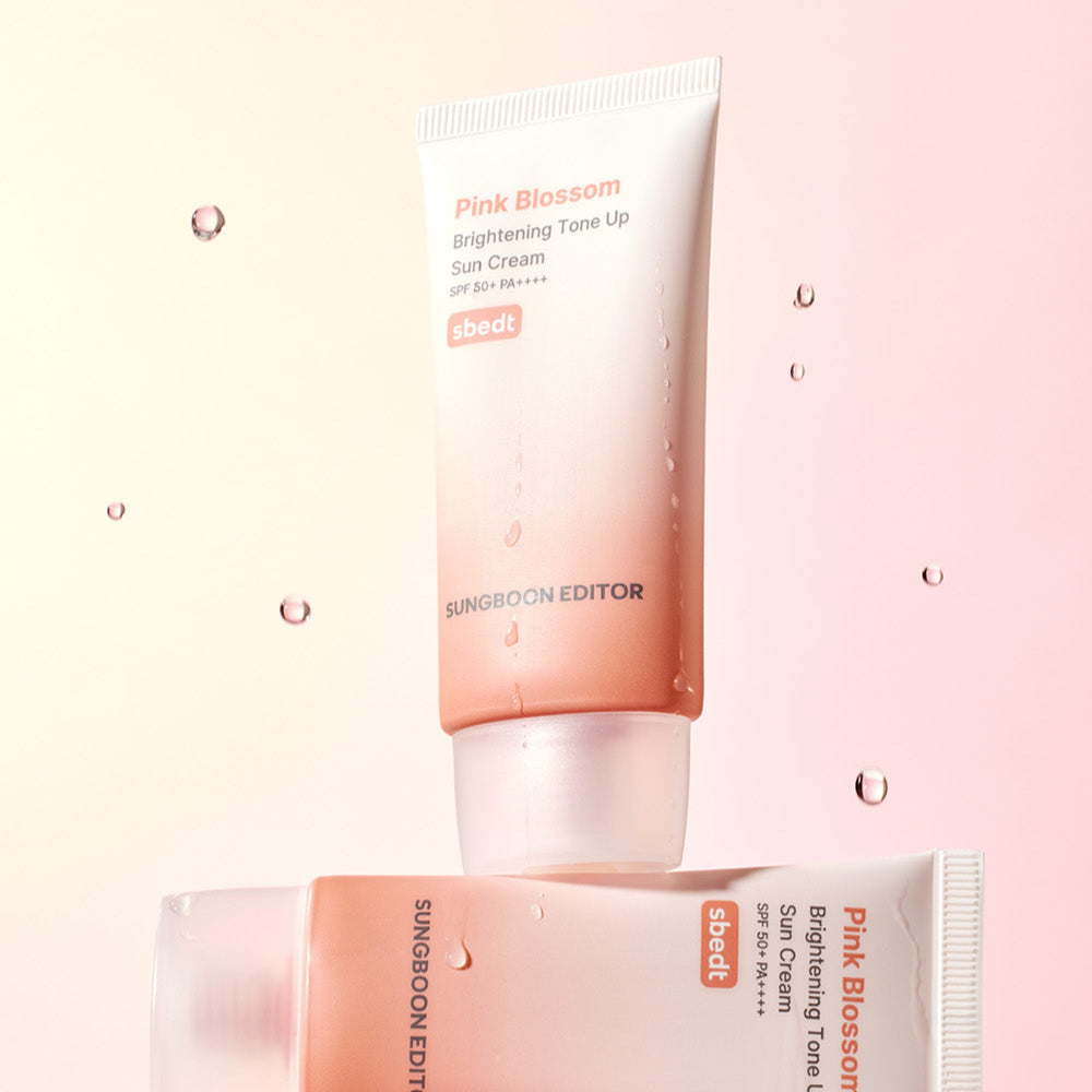 SUNGBOON EDITOR Pink Blossom Brightening Tone-Up Sunscream 50ml, crème solaire rose sur fond rose pastel, gouttes d'eau