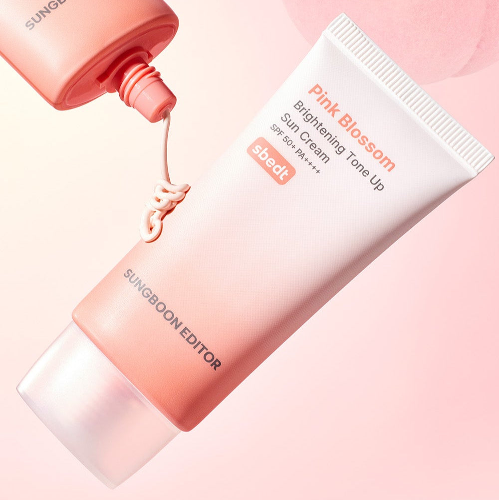 SUNGBOON EDITOR Pink Blossom Brightening Tone-Up Sunscream 50ml, tube rose et crème sur fond pastel, édité par la marque.