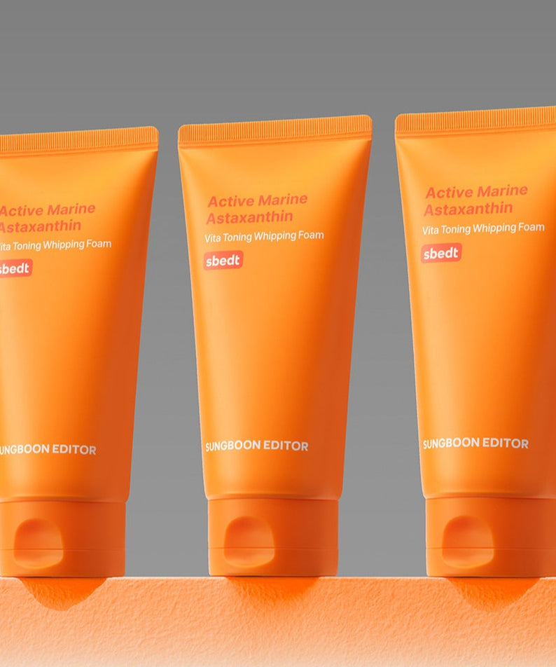 Trois tubes de SUNGBOON EDITOR Active Marine Astaxanthin Vita Toning Whipping Foam 120g sur fond gris.