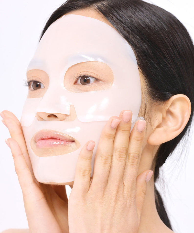 Femme utilisant le masque hydratant SUNGBOON EDITOR Deep Collagen Hyalu-B5 pour une peau éclatante et hydratée.