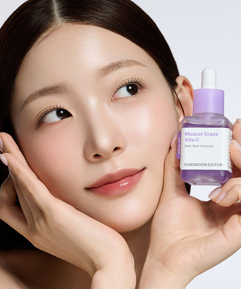 Femme tenant le SUNGBOON EDITOR Grape Vita C Dark Spot Whitening Ampoule 40ml pour les soins de la peau.