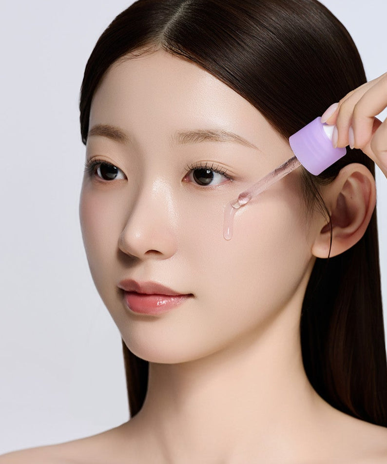 Femme appliquant le SUNGBOON EDITOR Grape Vita C Dark Spot Whitening Ampoule 40ml sur le visage.