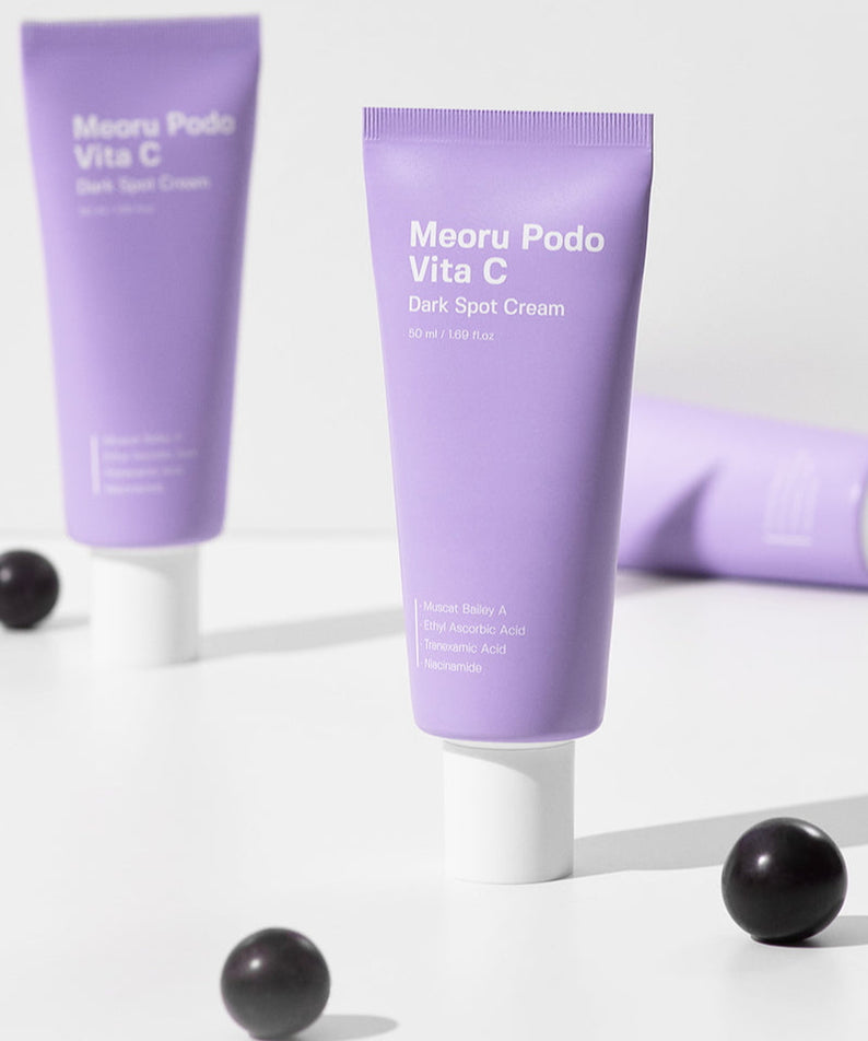 Crème anti-tâches SUNGBOON EDITOR Meoru Podo Vita C Dark Spot Cream 50ml, soin visage en tube violet élégant.