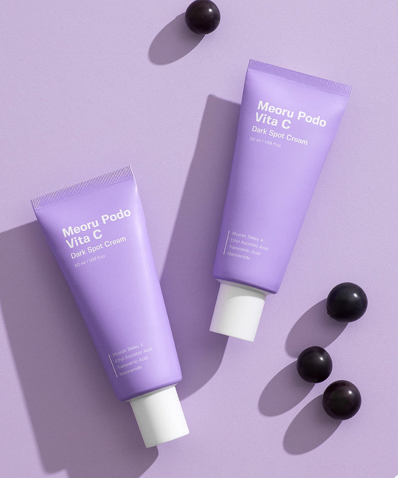 Crème anti-taches SUNGBOON EDITOR Meoru Podo Vita C Dark Spot Cream 50ml sur fond violet avec baies noires.