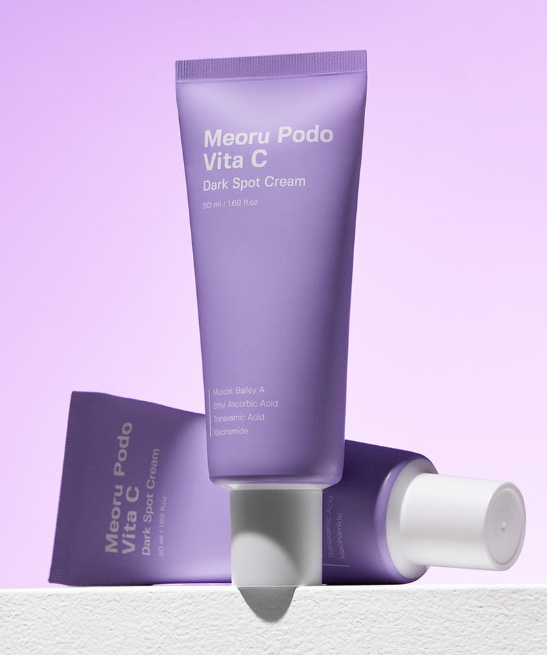 Crème anti-taches SUNGBOON EDITOR Meoru Podo Vita C Dark Spot Cream 50ml sur fond violet.