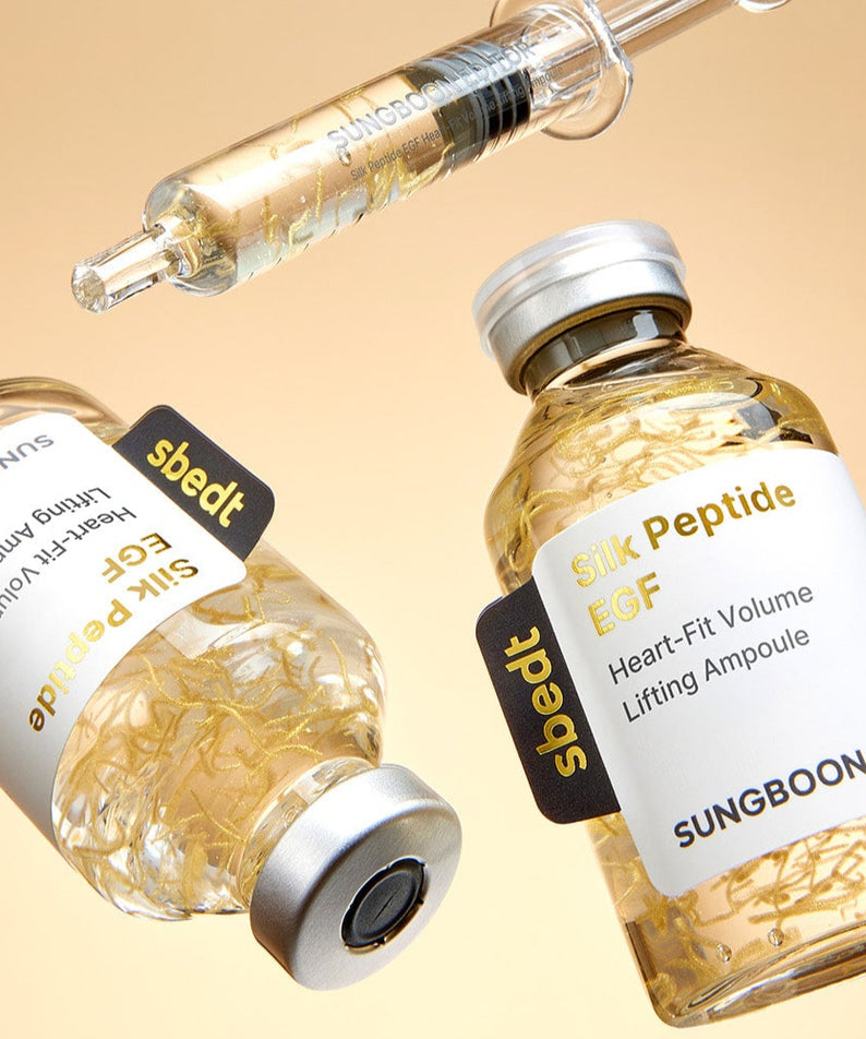 Flacons de SUNGBOON EDITOR Silk Peptide EGF Heart-Fit Volume Lifting Ampoule 40ml sur fond doré.