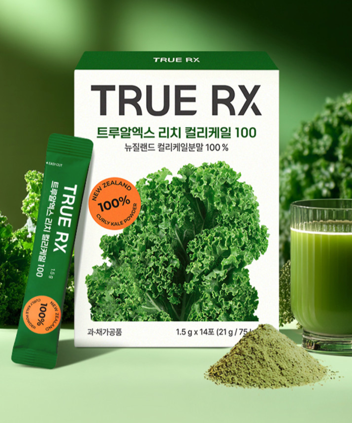Poudre TRUE RX Rich Curly Kale 100% avec kale frais, boisson verte et sachets parsemés sur une table.