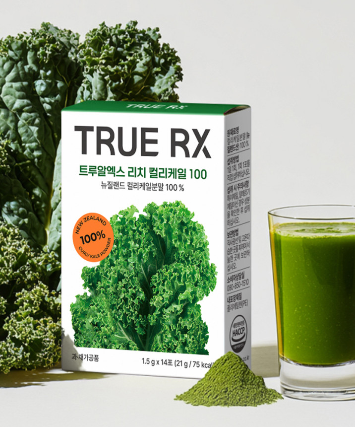 Boîte et verre du produit TRUE RX Rich Curly Kale Powder 100%, poudre verte à côté.