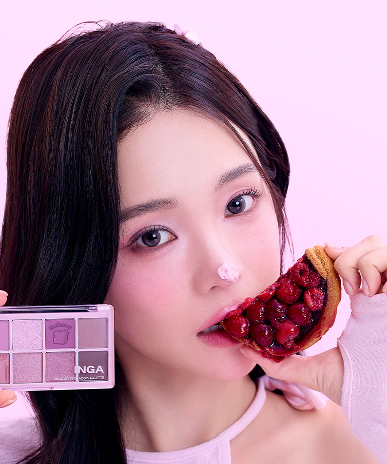 Palette INGA Mood Eyes avec une jeune femme tenant un produit cosmétique et une part de tarte aux fruits, ambiance rose chic.