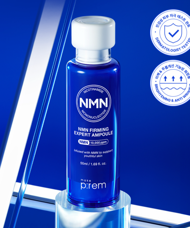 Flacon de MAKE PREM NMN Firming Expert Ampoule 50ml, sérum raffermissant anti-âge testé dermatologiquement sur fond bleu.