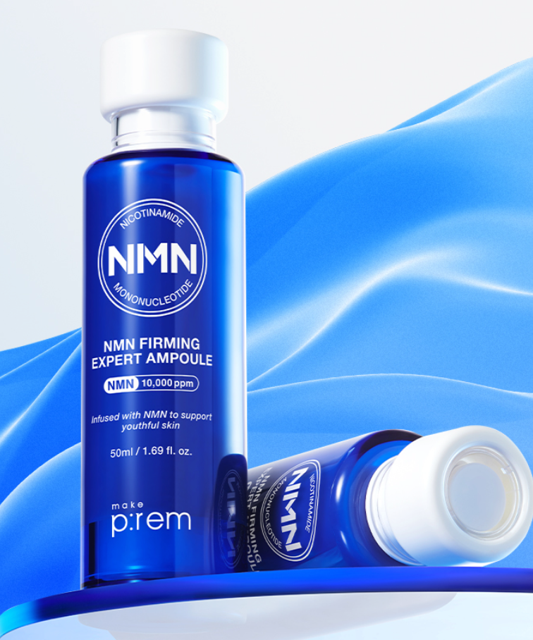 Flacon de MAKE PREM NMN Firming Expert Ampoule 50ml sur fond bleu, amélioration de la fermeté et de la jeunesse de la peau.