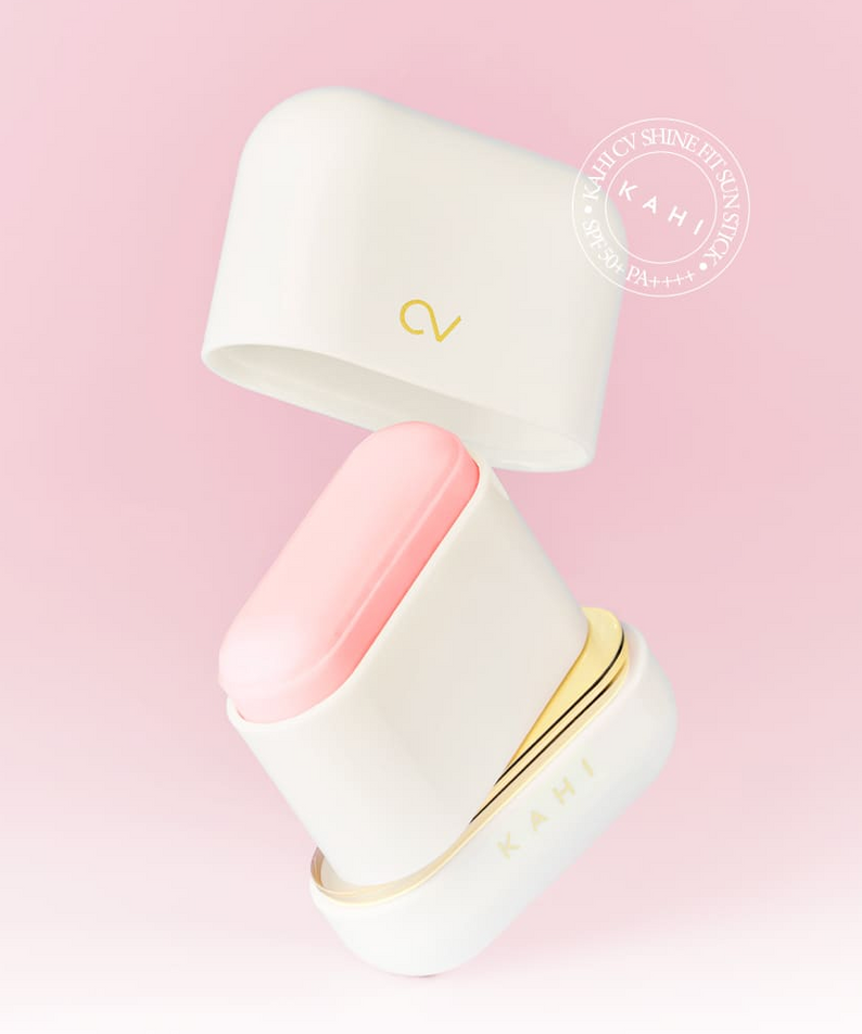 KAHI CV Shine Fit Sun Stick (13.5g) emballage élégant sur fond rose. Protection solaire pratique et stylée.