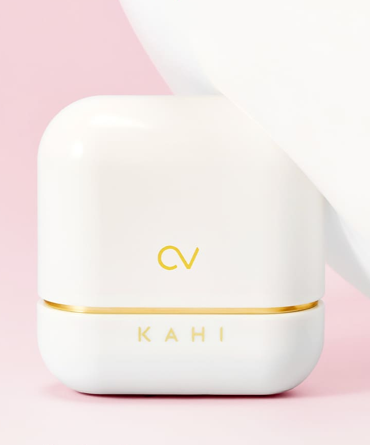 KAHI CV Shine Fit Sun Stick (13.5g) sur fond rose, protection solaire compacte et élégante.