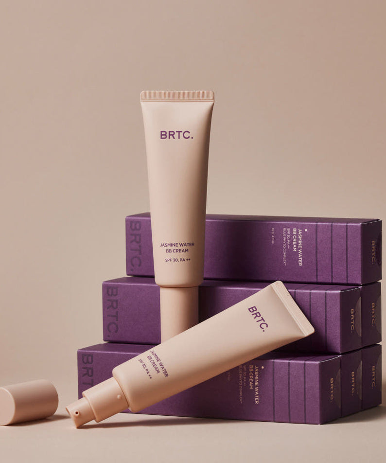 BRTC Jasmine Water BB Cream 60g BRTC sur fond beige avec coffrets, photo produit en gros plan.
