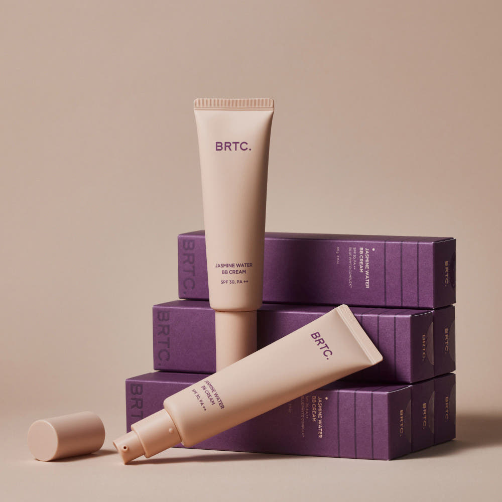 BRTC Jasmine Water BB Cream 60g BRTC sur fond beige avec coffrets, photo produit en gros plan.