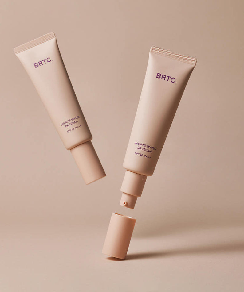 BRTC Jasmine Water BB Cream 60g de BRTC, tubes beige sur fond beige, mise en scène produit cosmétique.