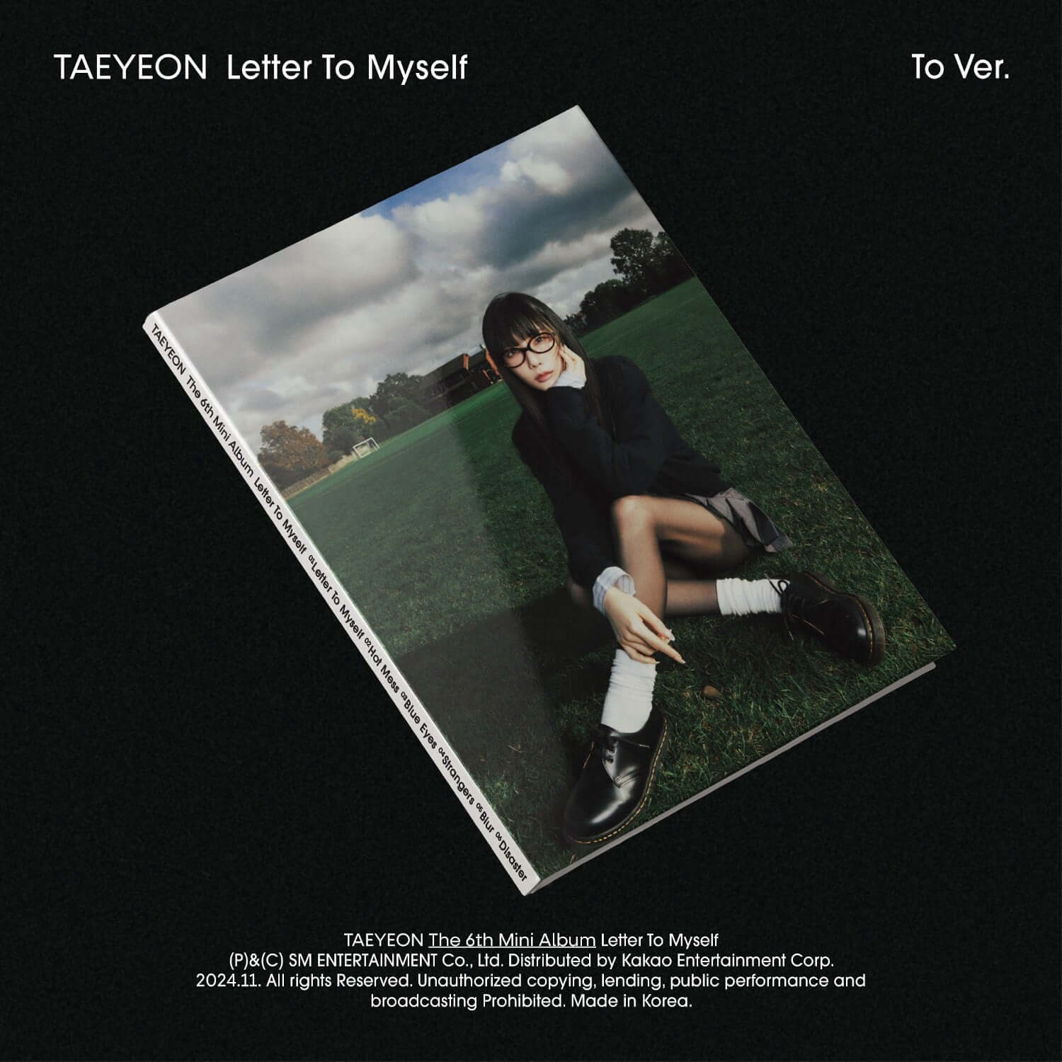 TAEYEON - 6th Album [Letter To Myself] (To Ver.) - Album Kpop, visuel couverture noire avec photo en extérieur.