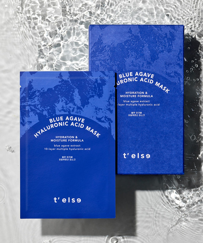 Masque hydratant T'ELSE Blue Agave Hyaluronic Acid Mask 5 Pack sur fond d'eau miroitant.