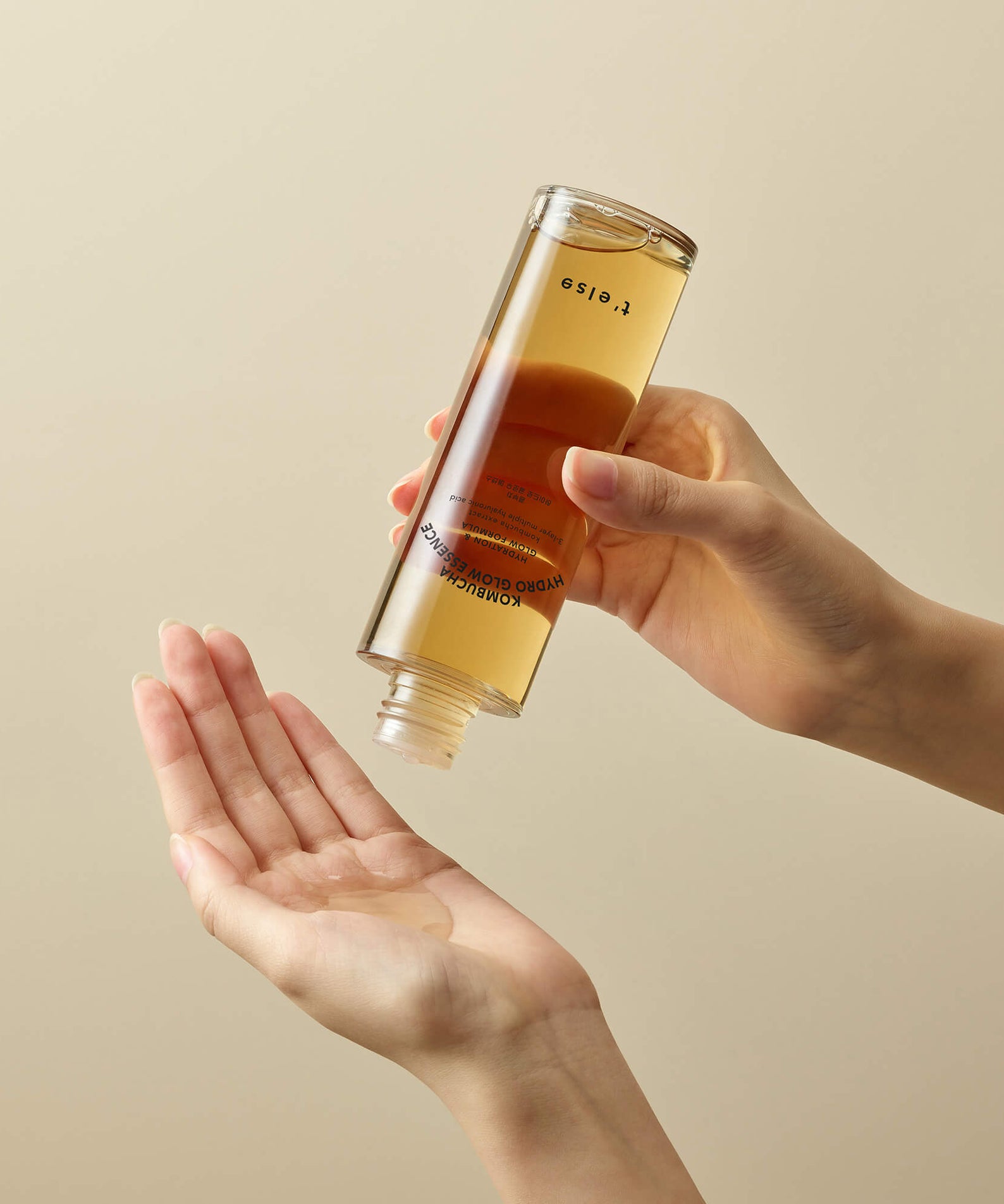 Application du T'ELSE Kombucha Hydro Glow Essence 150ml sur la peau, révélant une peau éclatante et hydratée.