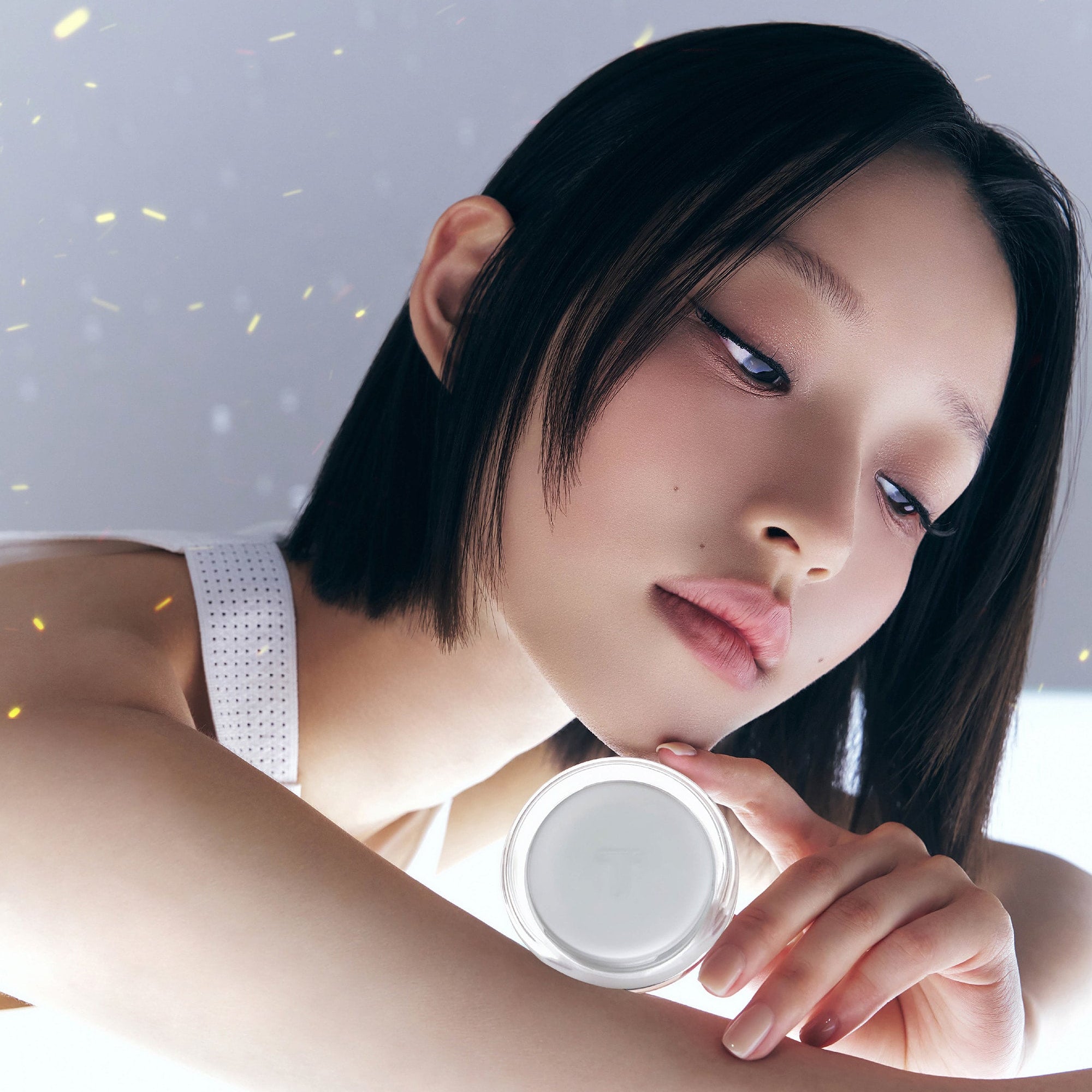 TENSE Hybrid Makeup Saver de la marque TENSE, pot de maquillage en gros plan, femme en lumière douce, décor studio.
