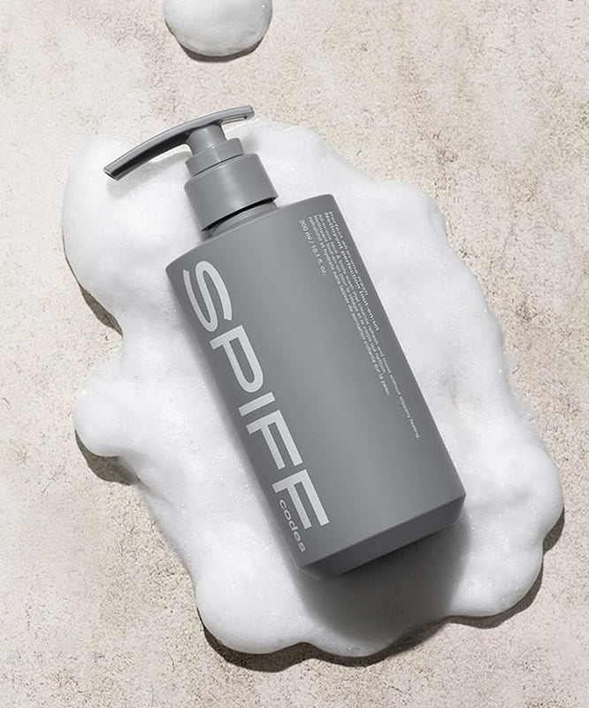 THE FACE SHOP  Speed Code Perfect All-in-One Wash 300ml sur mousse blanche, flacon gris et distributeur, fond béton.