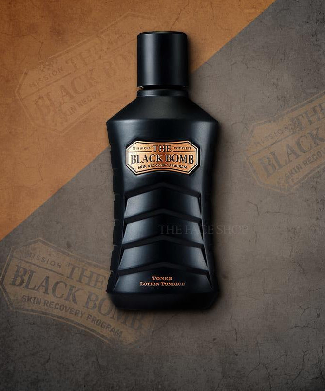 THE FACE SHOP The Black Bomb Skin 140ml, flacon noir sur fond texturé, produit de soin pour le visage