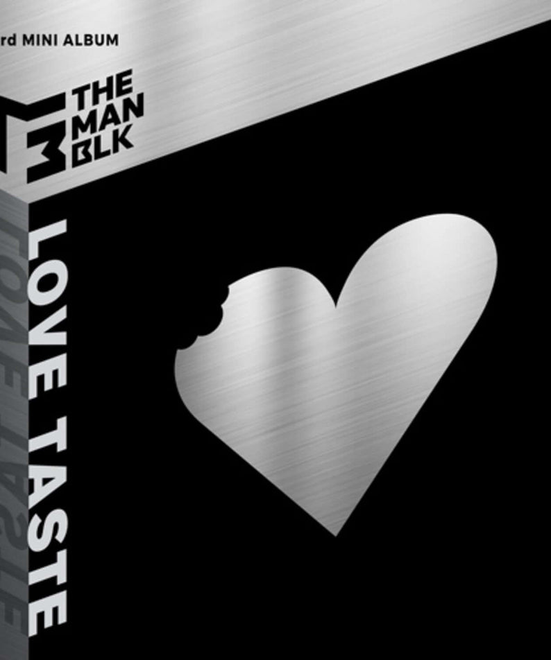 THE MAN BLK - [LOVE TASTE] - Album Kpop, couverture noire et cœur argent, branding THE MAN BLK, visuel studio.
