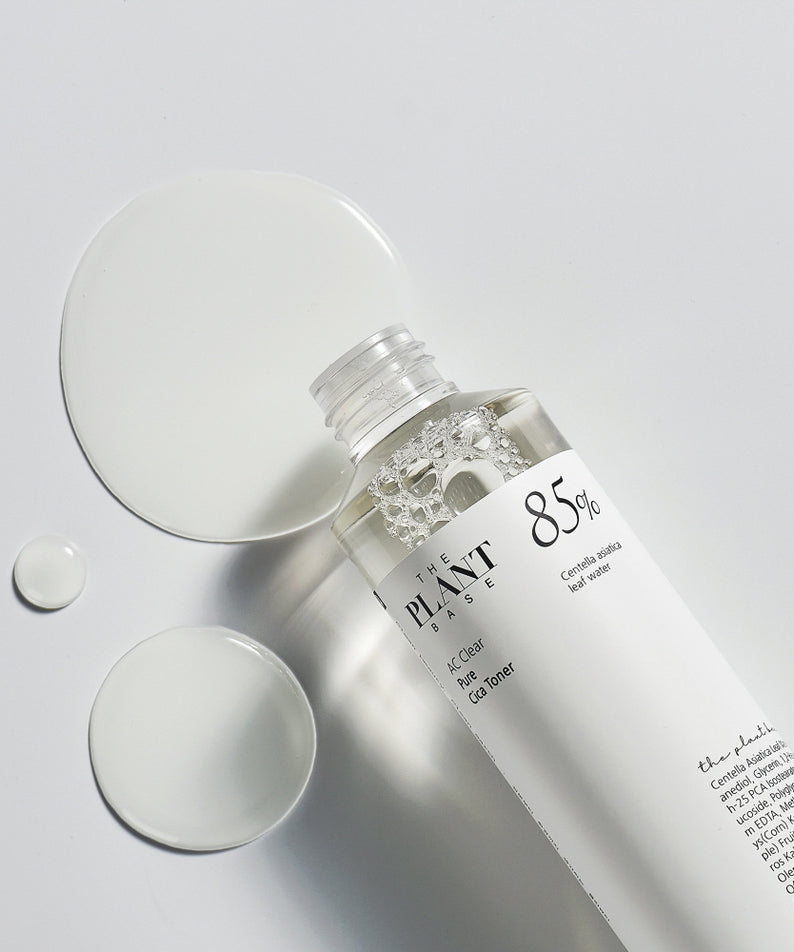 THE PLANT BASE Ac Clear Pure Cica Toner 195ml de la marque sur fond clair, bouteille et flacons, ambiance beauté minimaliste