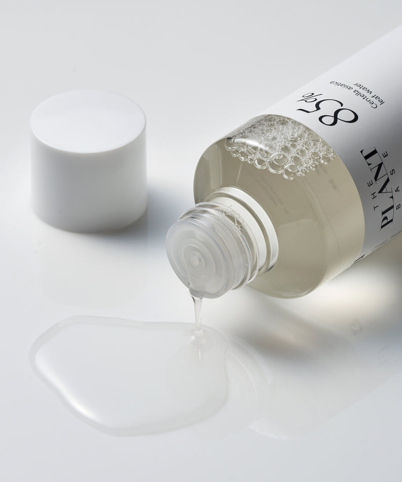 THE PLANT BASE Ac Clear Pure Cica Toner 195ml de la marque, sur fond blanc, texture de toner liquide