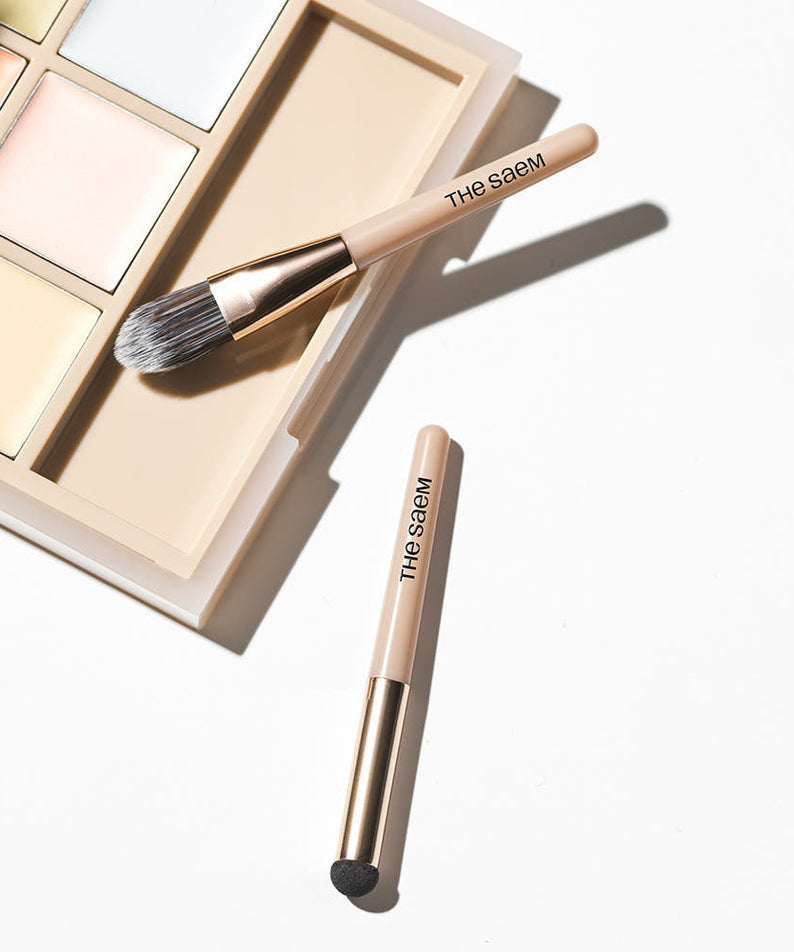 THE SAEM Cover Perfection Concealer Palette de The Saem, palette maquillage et pinceau sur fond clair, lumière studio