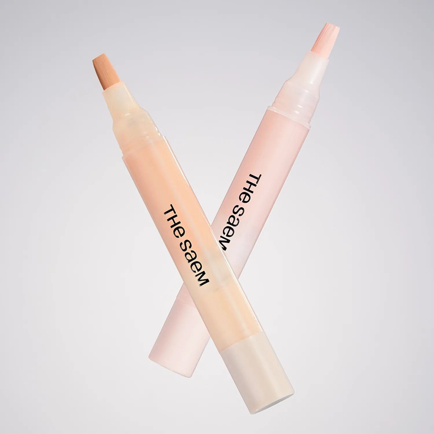 THE SAEM Cover Perfection Pen Concealer de The Saem, stylos correcteurs beige sur fond blanc, vue produit