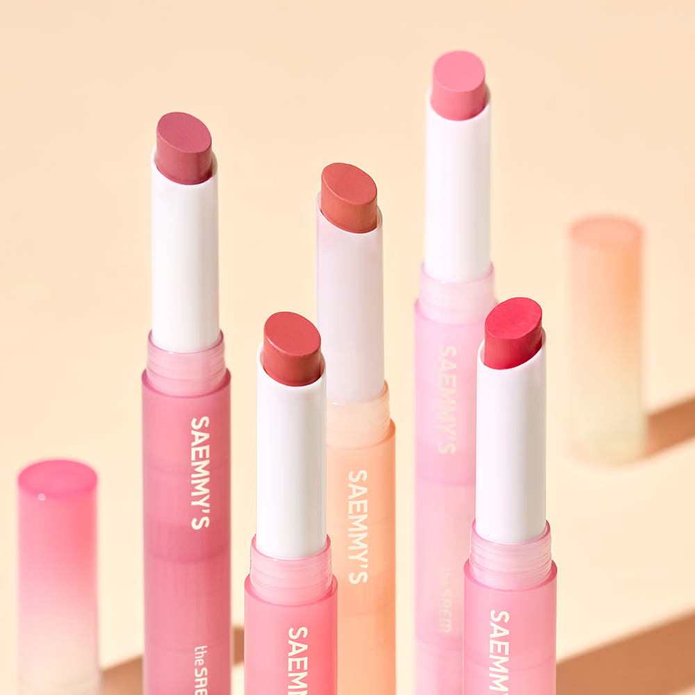 THE SAEM Saemmy's Crema Velvet Lipstick de la marque THE SAEM, sur fond beige, tubes et baumes roses.