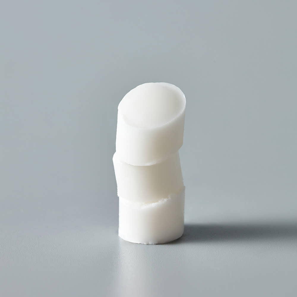 Décris l'image en français: THE SAEM Soft Blurring Primer Lip Balm de la marque THE SAEM, bâton de baume blanc sur fond gris.