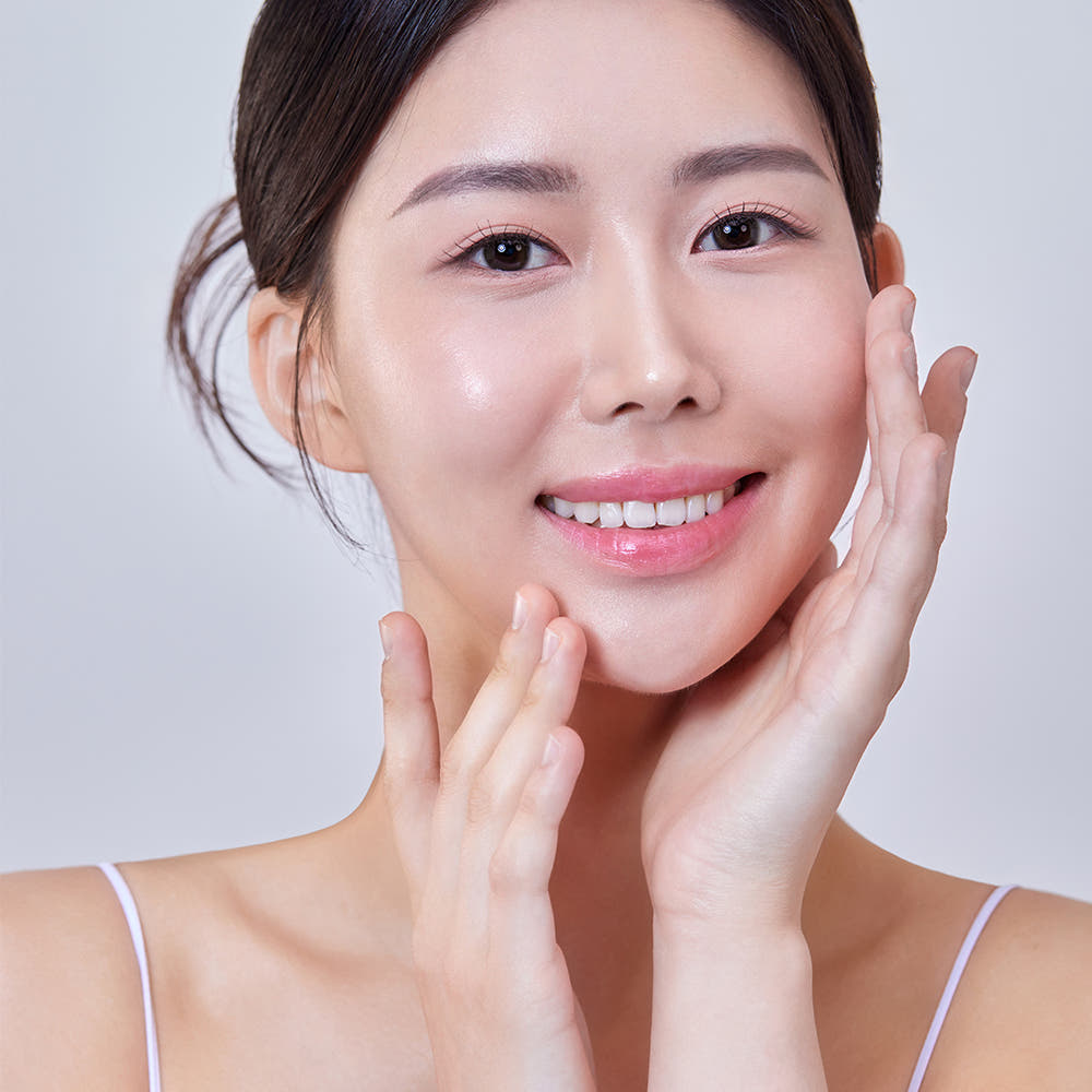 THE SAEM Temptation Age Return Eye Cream 30ml : femme applique une crème contour des yeux, marque THE SAEM, fond clair.