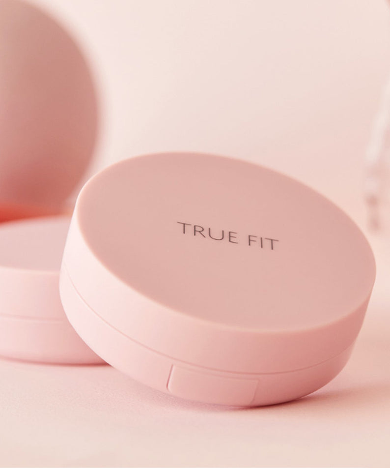 THE SAEM True Fit Glow Cushion de la marque THE SAEM, compact maquillage rose sur fond clair, lumière douce