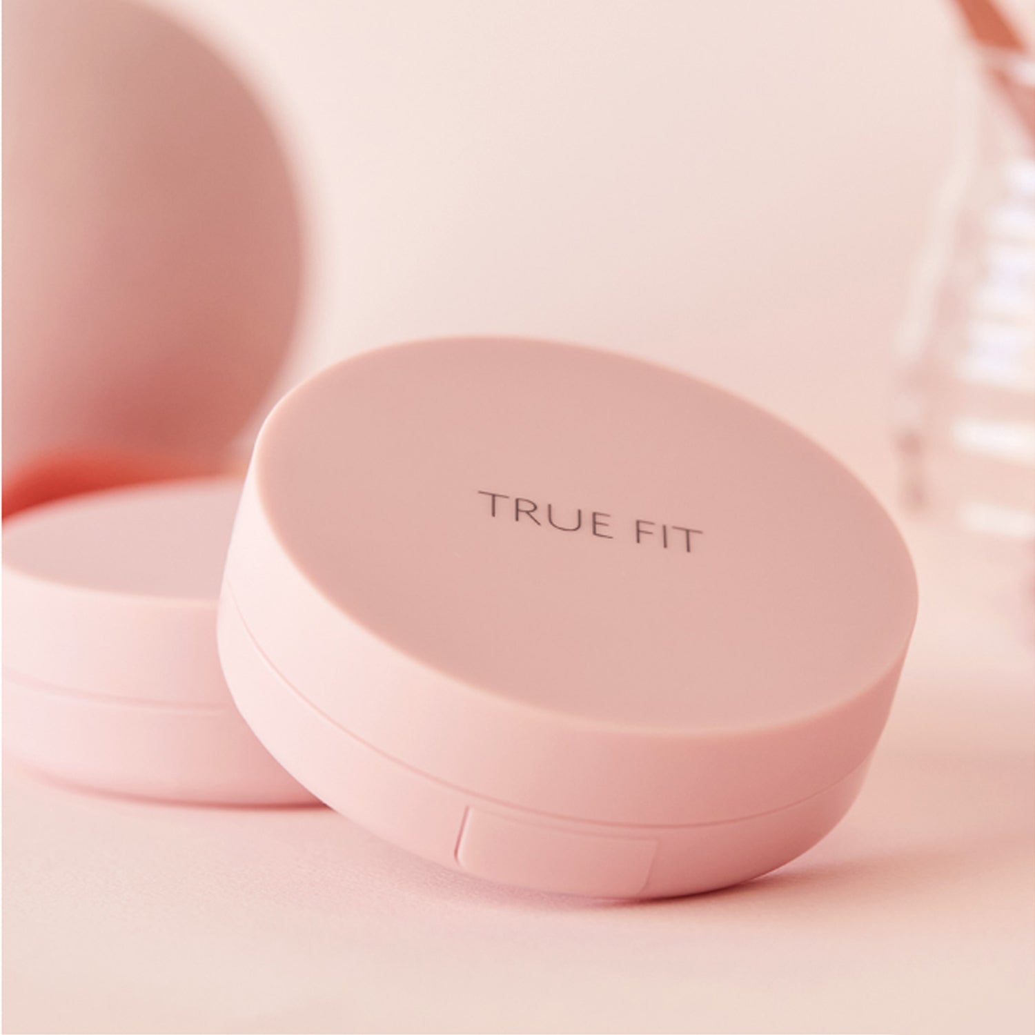 THE SAEM True Fit Glow Cushion de la marque THE SAEM, compact maquillage rose sur fond clair, lumière douce