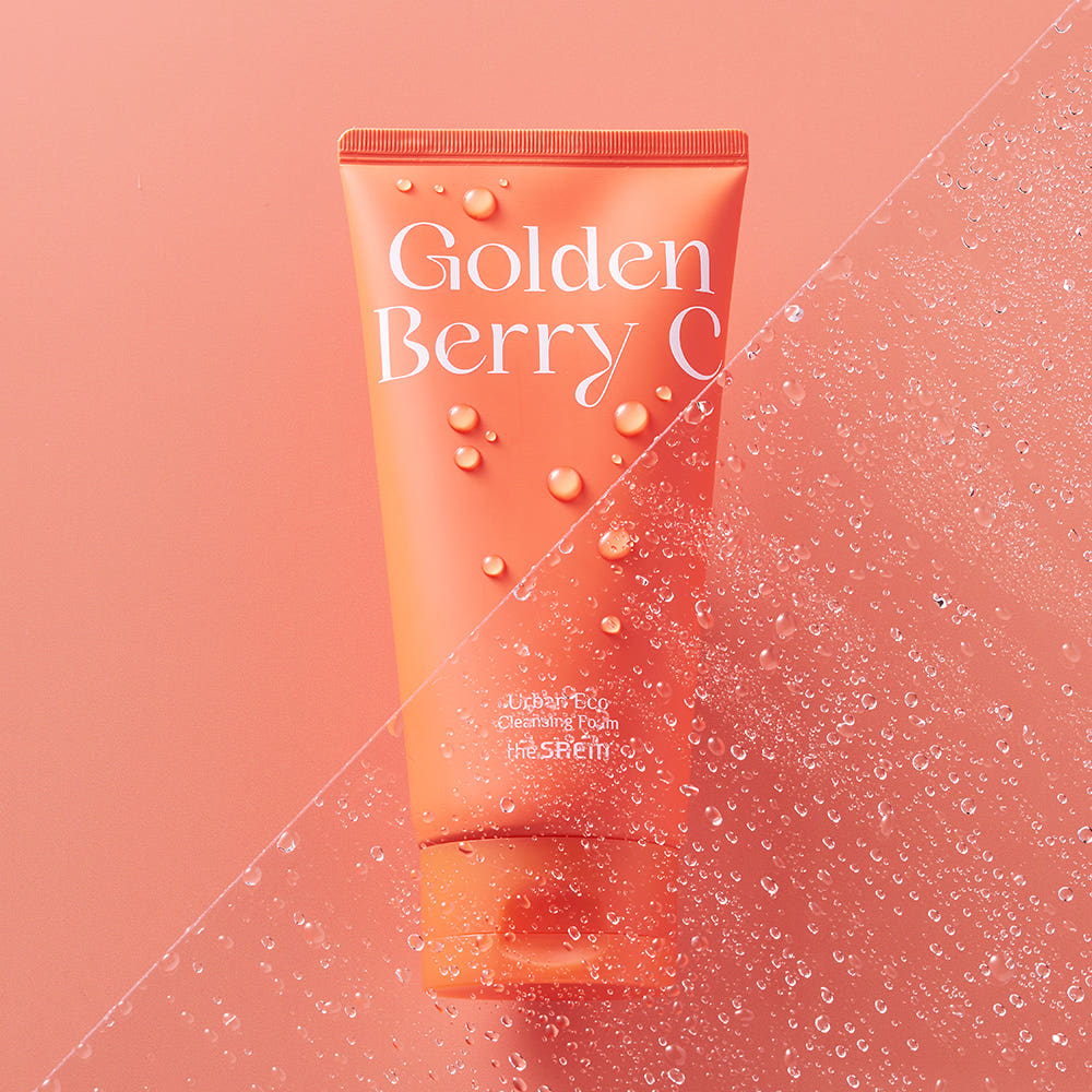 THE SAEM Urban Eco Golden Berry C Cleansing Foam 150ml, nettoyant visage en tube orange sur fond rose, visuel beauté