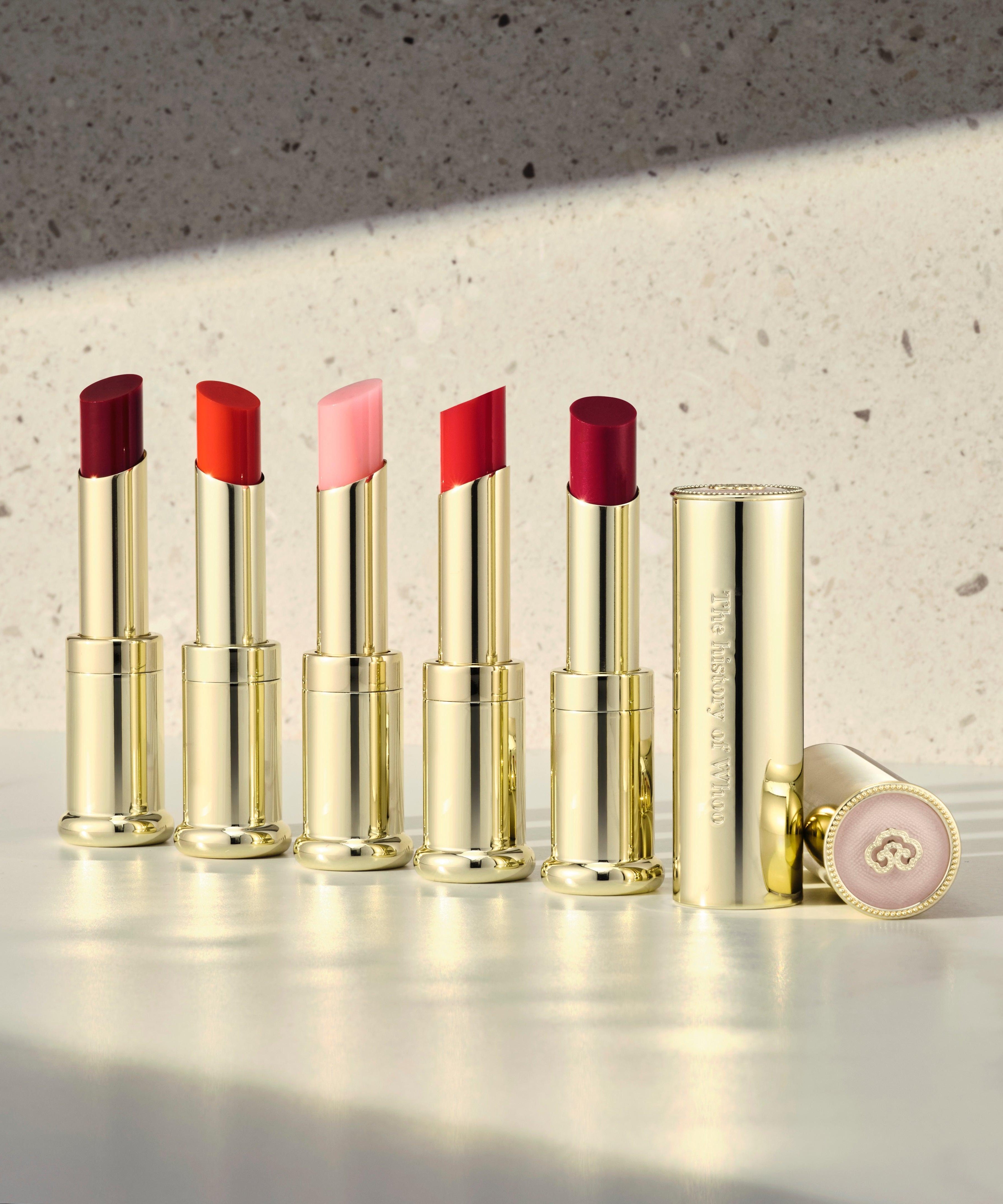 Collection de baumes à lèvres THE WHOO Gong Jin Hyang Mi Glow Lip Balm 3.3g en différentes teintes sur une table.