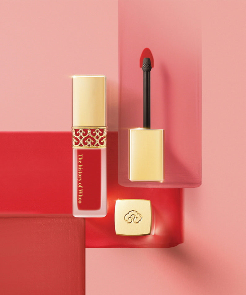 Rouge à lèvres THE WHOO Gong Jin Hyang Mi Velvet Liquid Lip Rouge sur fond rose, produit cosmétique élégant et raffiné.