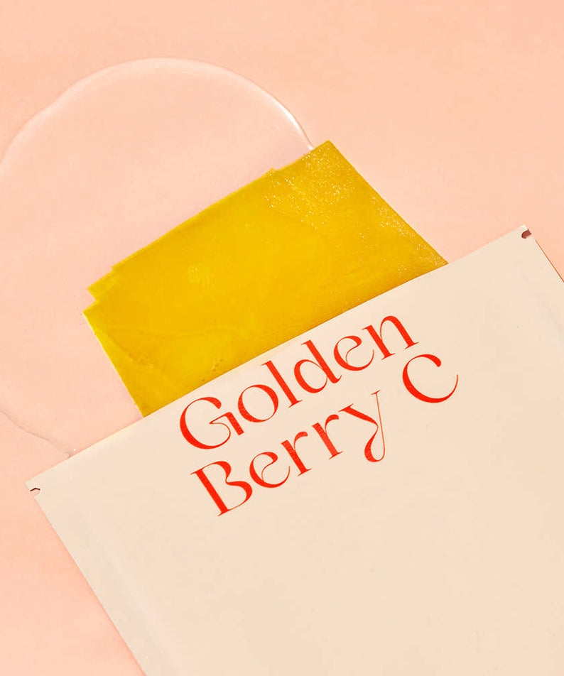THE SAEM Urban Eco Golden Berry C Mask Sheets 10 Sheets sur fond rose, produit de soin éclatant pour la peau.